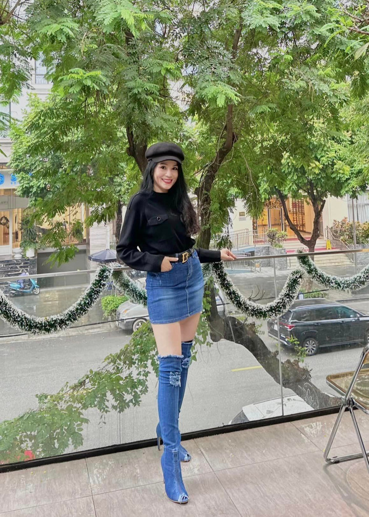 Sao Việt 14/12: Bà xã Quyền Linh trẻ trung, sành điệu ở tuổi 51 - 2