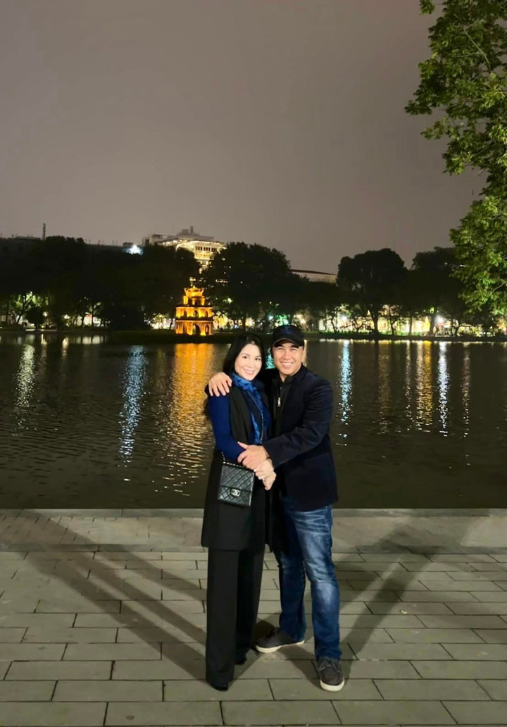 Sao Việt 14/12: Bà xã Quyền Linh trẻ trung, sành điệu ở tuổi 51 - 1