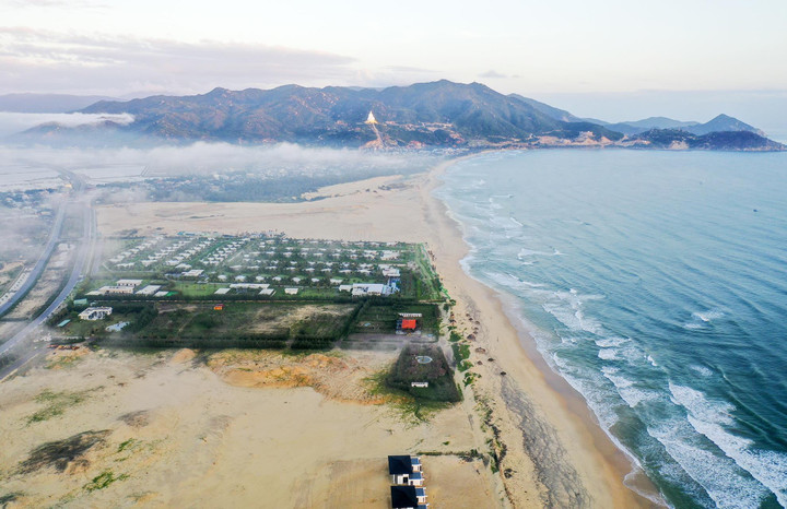 Vẻ đẹp choáng ngợp của cánh đồng điện gió ở Bình Định - 11