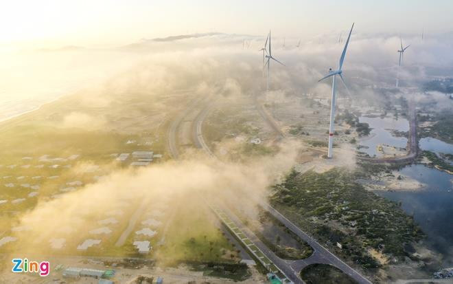 Vẻ đẹp choáng ngợp của cánh đồng điện gió ở Bình Định - 1