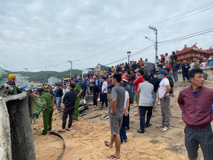 Bình Định: Xe trộn bê tông lao ra biển, 3 người thương vong - 2