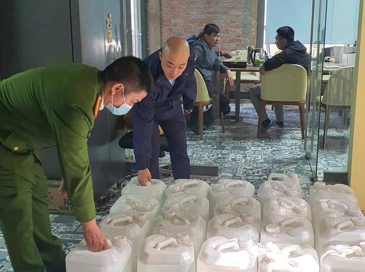 Hà Nội: Tạm giữ 510 lít rượu thủ công không rõ nguồn gốc xuất xứ - 1