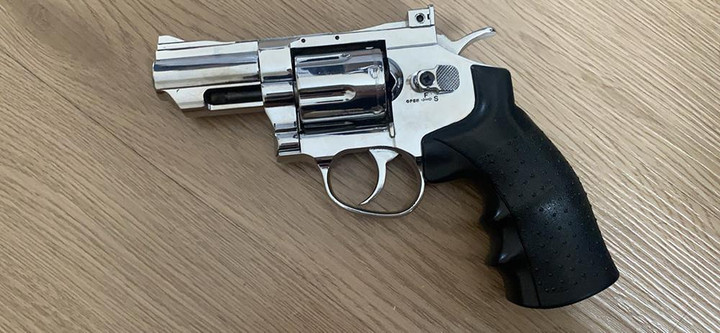 Triệt phá nhóm giang hồ tổ chức cá độ bóng đá quy mô, có cả súng ngắn - 4