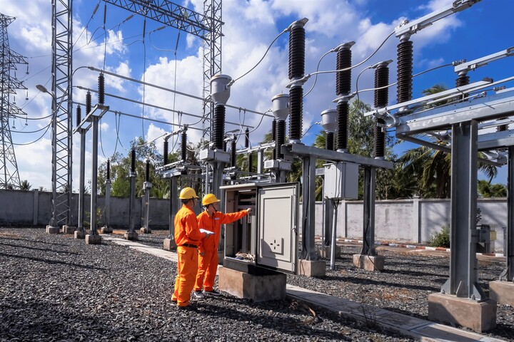 Có nên điều chỉnh giá điện như xăng dầu? - 1