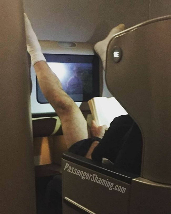 Những tình huống kỳ quặc xuất hiện trên máy bay mà không ai muốn gặp phải - 2