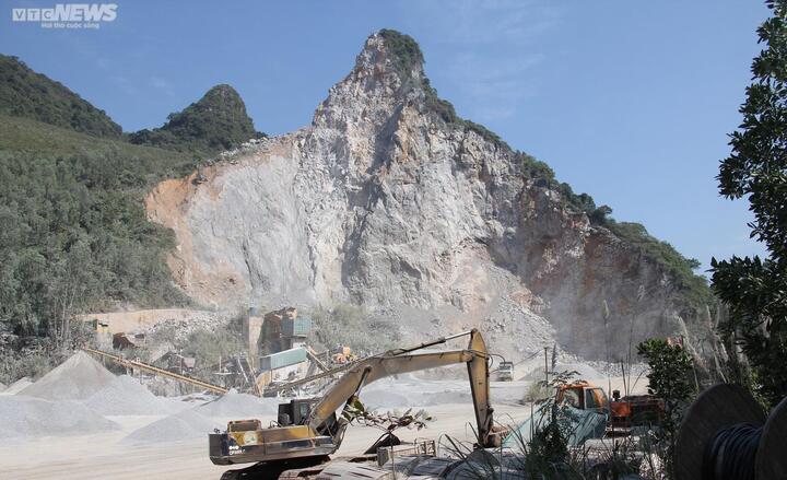 Nổ mìn khai thác mỏ, đá văng trúng nhà dân ở Quảng Ninh - 11