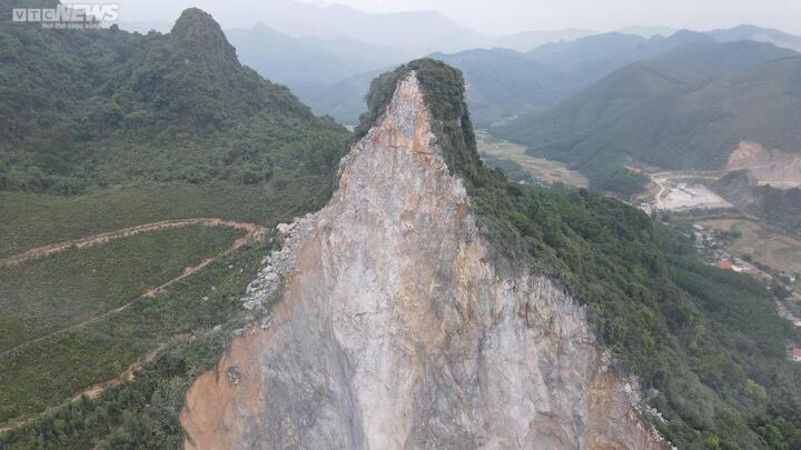 Nổ mìn khai thác mỏ, đá văng trúng nhà dân ở Quảng Ninh - 2