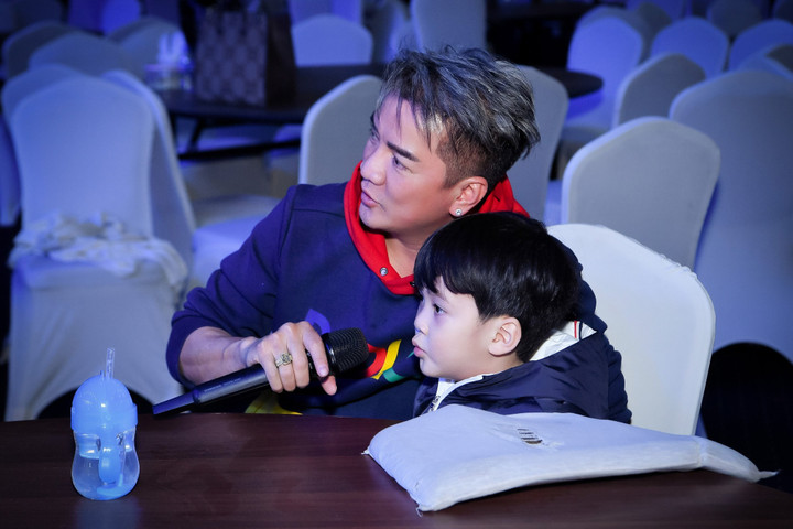 Sao Việt 16/12: Lệ Quyên mặc áo ren gợi cảm, đọ sắc cùng vợ Công Lý - 6