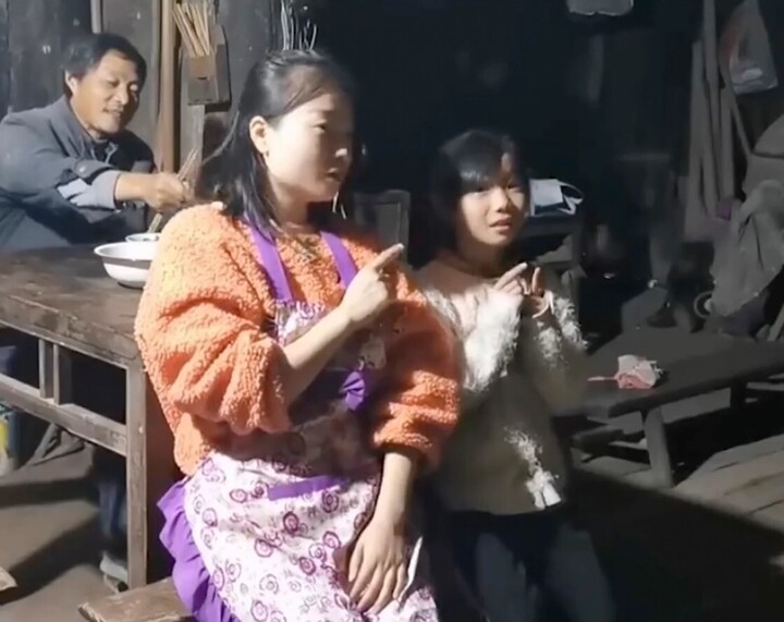 Cô bé 9 tuổi đi bộ 40 phút đường núi tìm người dạy học - 2