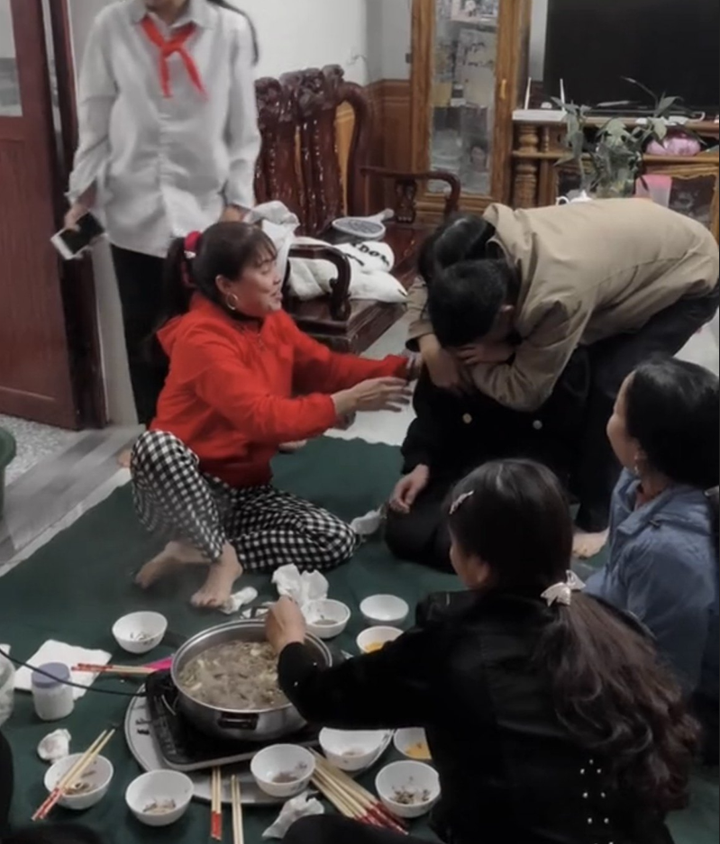 Cô gái xa quê giấu việc về thăm nhà, hành động của bố khi nhận ra con gây sốt - 3