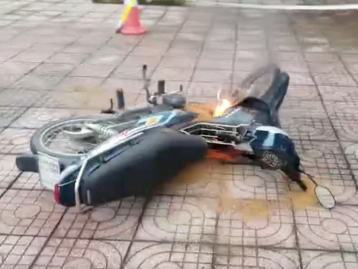 Hà Tĩnh: Đốt xe máy khi gặp cảnh sát, người đàn ông bị khởi tố - 2