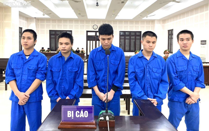 Bạn gái bị hôn tay, thanh niên rủ đồng bọn đánh người nhập viện - 1