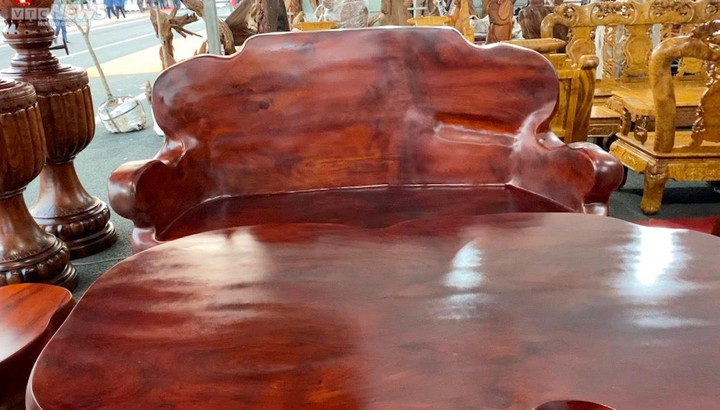 Choáng ngợp bộ bàn ghế gỗ nguyên khối nặng 1,3 tấn, giá 1,6 tỷ đồng - 3