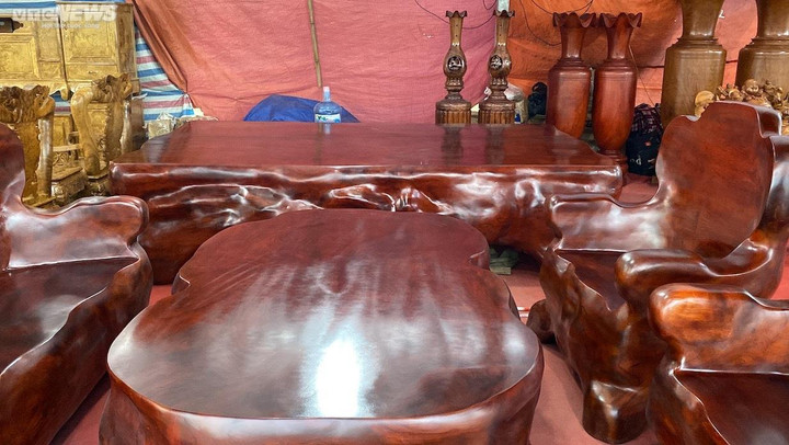 Choáng ngợp bộ bàn ghế gỗ nguyên khối nặng 1,3 tấn, giá 1,6 tỷ đồng - 1