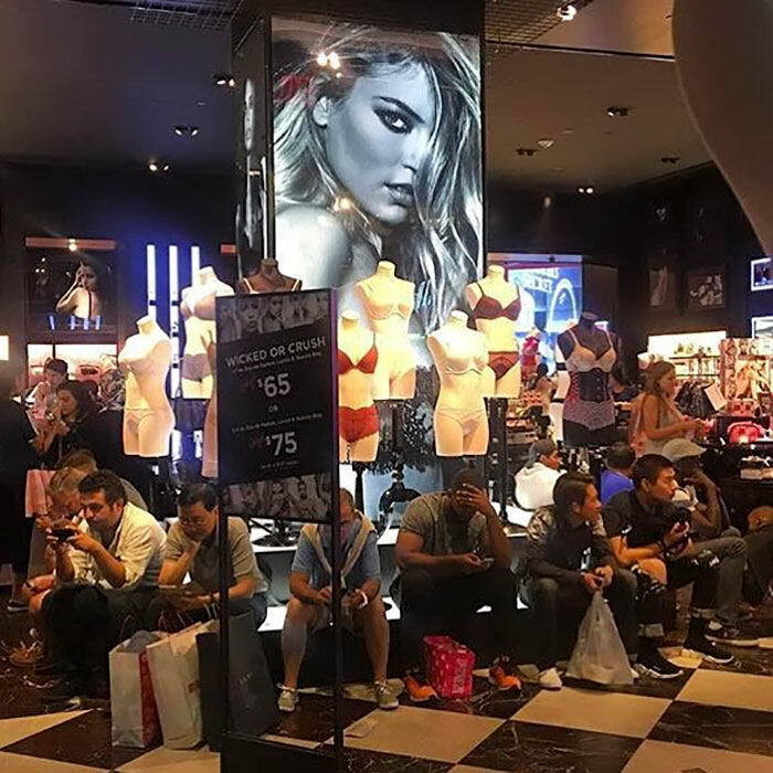 Cảnh tượng dở khóc dở cười của các ông chồng khi cùng vợ đi mua sắm - 5