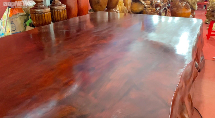 Choáng ngợp bộ bàn ghế gỗ nguyên khối nặng 1,3 tấn, giá 1,6 tỷ đồng - 4