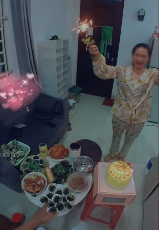 Chồng bất ngờ đi làm về sớm, vợ ấm ức khóc vì bị ‘bể kế hoạch’ - 4