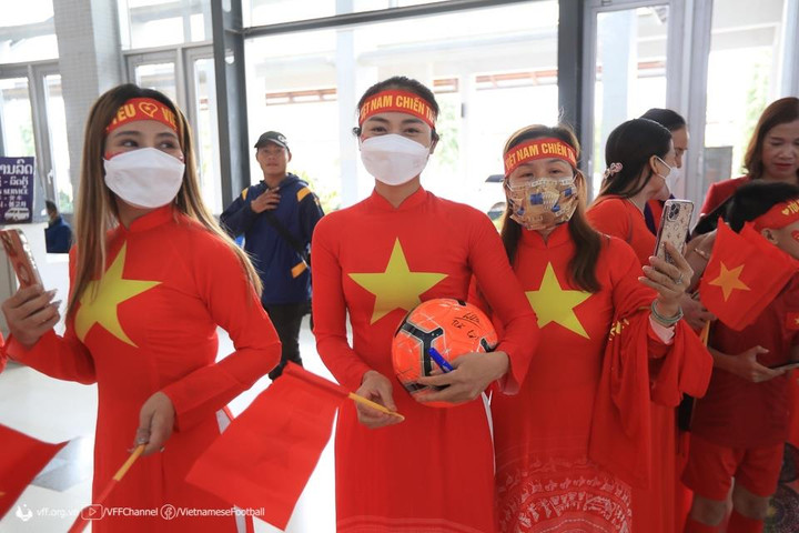 Quang Hải, Văn Hậu, HLV Park được người hâm mộ vây kín chào đón tại sân bay Lào - 9