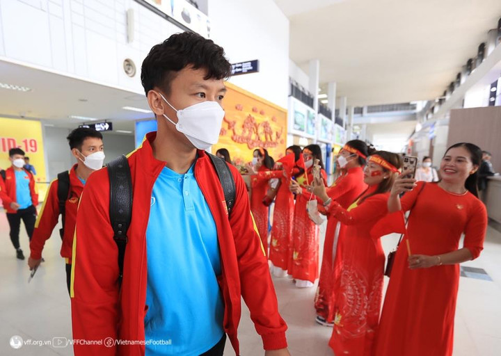 Quang Hải, Văn Hậu, HLV Park được người hâm mộ vây kín chào đón tại sân bay Lào - 7