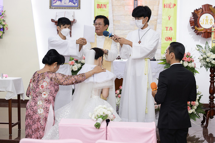 Khánh Thi đẹp lộng lẫy trong hôn lễ tại nhà thờ - 4