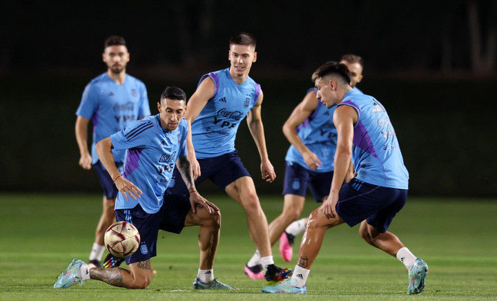 Argentina thử 3 đội hình, HLV Scaloni đau đầu tìm cách đối phó Mbappe - 1