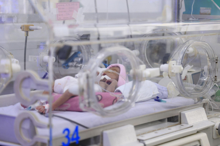 Cha mẹ ngại khám tầm soát, trẻ sinh non dễ bị bong võng mạc - 1