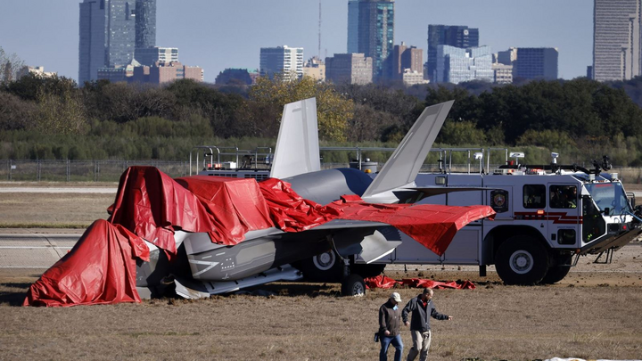 Tiêm kích F-35 của Mỹ lao xuống đường băng, phi công thoát hiểm trong gang tấc - 2