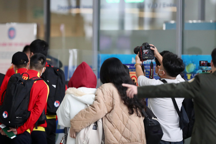 Phan Văn Đức, Bùi Tiến Dũng vắng mặt khi tuyển Việt Nam sang Lào - 9