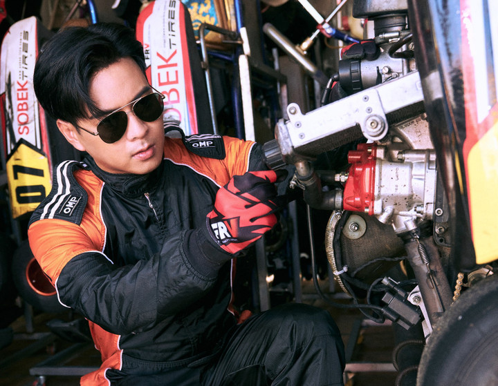 Hồ Quang Hiếu trải nghiệm đua xe cảm giác mạnh - 3