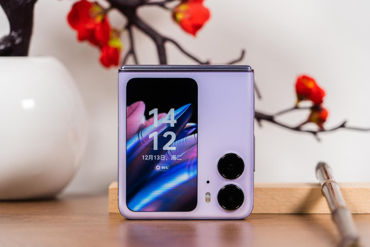 Ảnh thực tế OPPO Find N2 Flip: Đây là cách OPPO 'đối mặt' Samsung? - 3