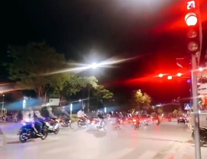 Hàng chục thanh niên gây náo loạn trên phố, ném chai thuỷ tinh vào nhà dân - 2