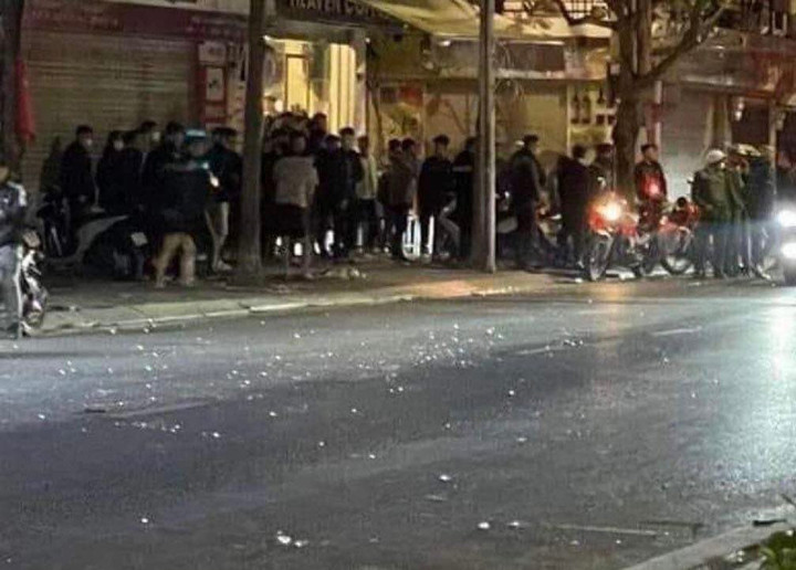 Hàng chục thanh niên gây náo loạn trên phố, ném chai thuỷ tinh vào nhà dân - 3