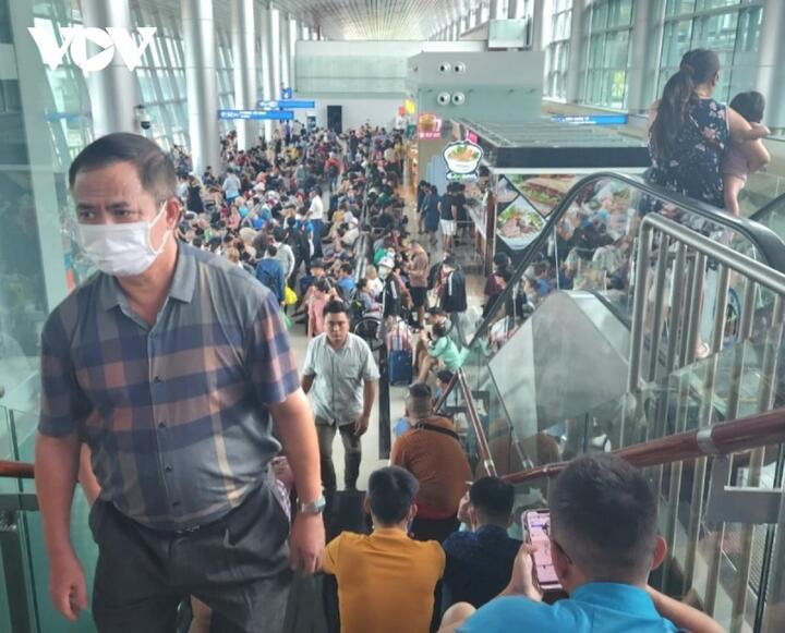 Nhiều chuyến bay đến Phú Quốc bị hủy do gió lớn máy bay không thể hạ cánh - 1
