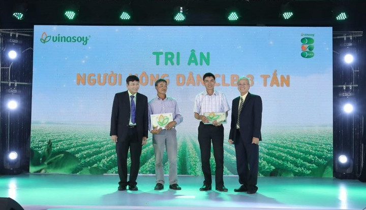 Vinasoy trao tặng 25 tỷ đồng cho Quỹ Khuyến học sữa đậu nành Việt Nam - 3