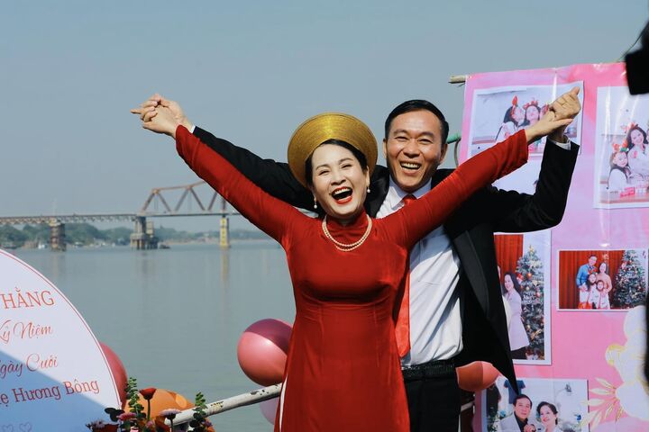 Sao Việt 20/12: Vợ chồng NSND Lan Hương kỷ niệm 35 ngày cưới trên du thuyền - 1