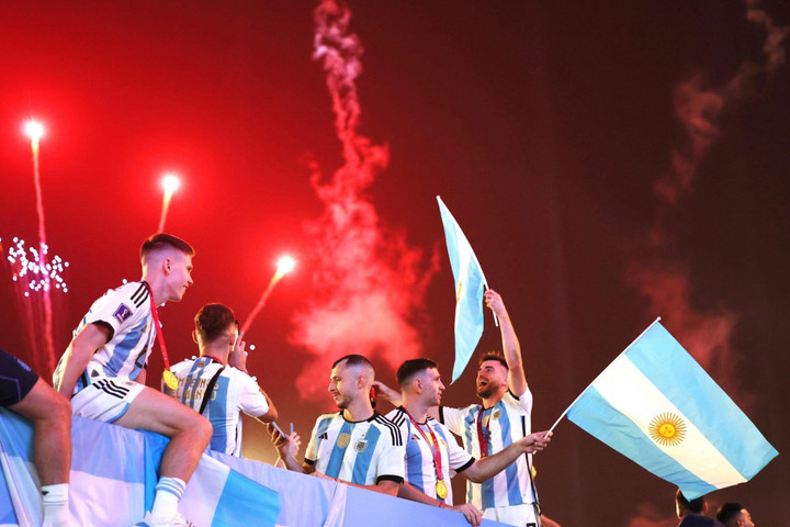 Argentina vô địch, Messi và đồng đội lên xe buýt 2 tầng rước cúp khắp phố Qatar - 2