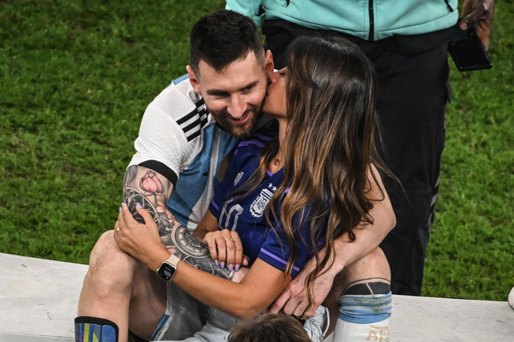 Chiều vợ như Messi: Vô địch thế giới vẫn phải ưu tiên phục vụ 'nóc nhà' khoe cúp - 1