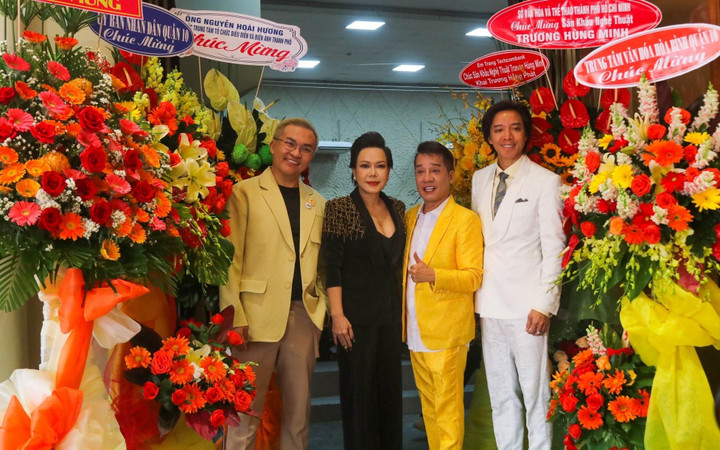 Nghệ sĩ Minh Nhí khai trương sân khấu, Việt Hương bật khóc được đền ơn thầy - 8