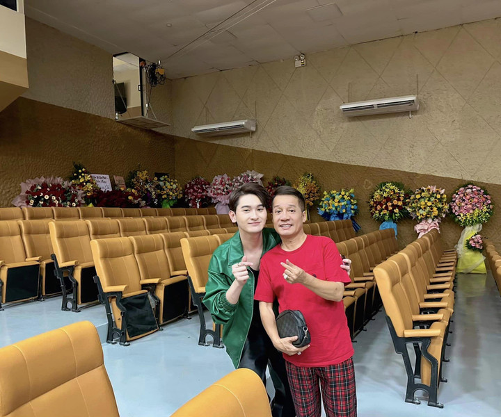 Nghệ sĩ Minh Nhí khai trương sân khấu, Việt Hương bật khóc được đền ơn thầy - 7