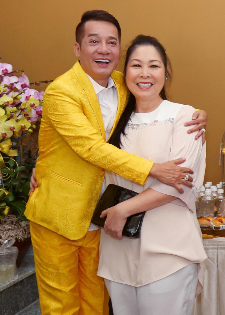 Nghệ sĩ Minh Nhí khai trương sân khấu, Việt Hương bật khóc được đền ơn thầy - 6