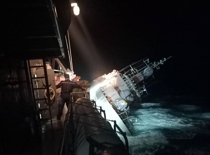 Tàu hộ vệ hải quân Thái Lan bị sóng lớn đánh chìm - 1