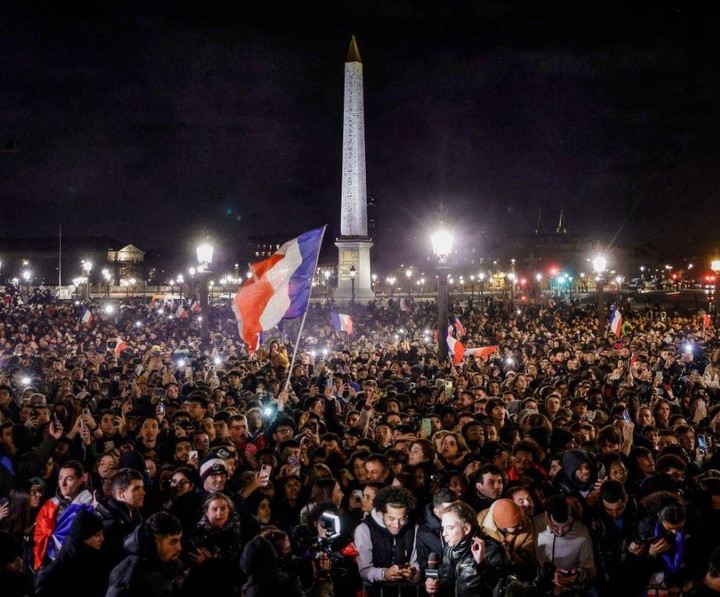 Mbappe buồn bã trong lễ mừng công tại Paris - 5