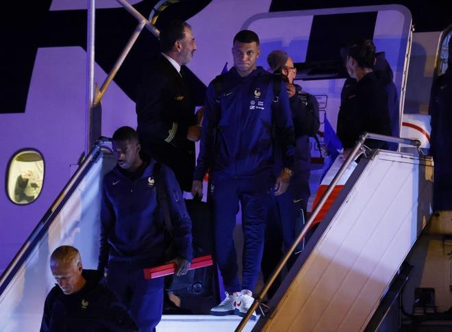 Mbappe buồn bã trong lễ mừng công tại Paris - 1
