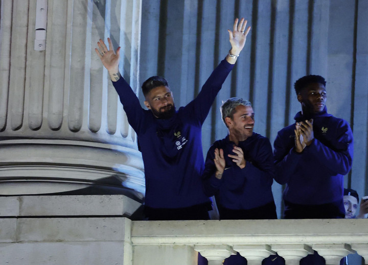 Mbappe buồn bã trong lễ mừng công tại Paris - 7