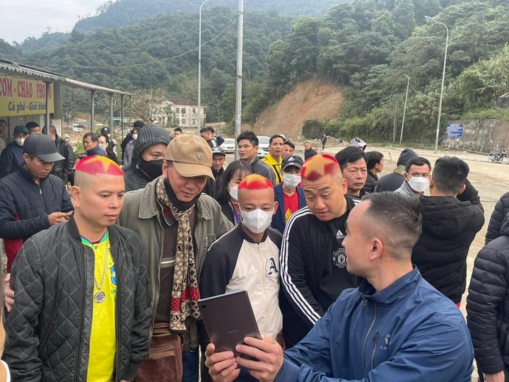 Cổ động viên Việt Nam để mái đầu in hình quốc kỳ, cổ vũ cho AFF Cup 2022 - 4