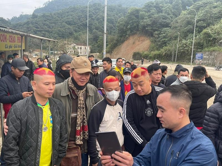 Cổ động viên Việt Nam để mái đầu in hình quốc kỳ, cổ vũ cho AFF Cup 2022 - 3