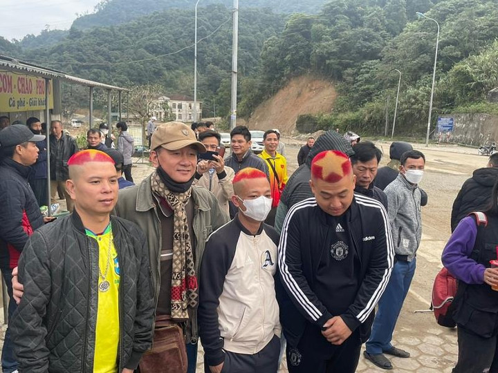 Cổ động viên Việt Nam để mái đầu in hình quốc kỳ, cổ vũ cho AFF Cup 2022 - 5