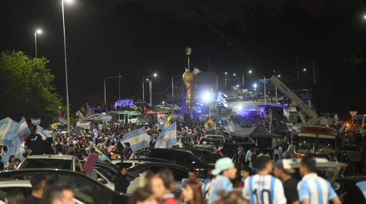Triệu người hâm mộ Argentina mở hội xuyên đêm chờ Messi mang cúp trở về - 9