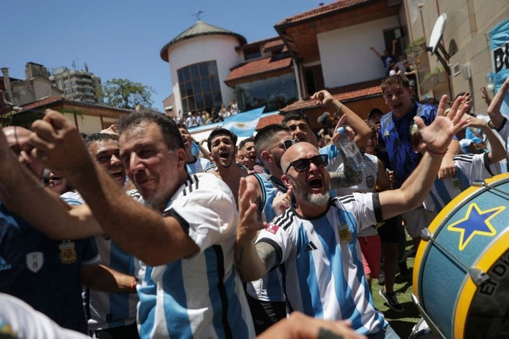 Triệu người hâm mộ Argentina mở hội xuyên đêm chờ Messi mang cúp trở về - 5