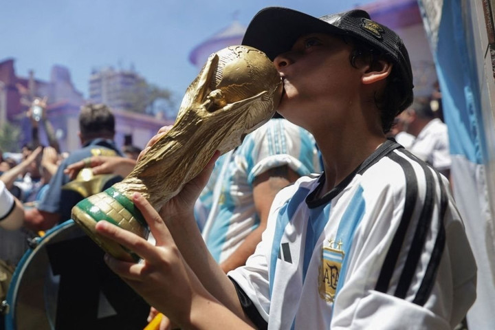 Triệu người hâm mộ Argentina mở hội xuyên đêm chờ Messi mang cúp trở về - 6